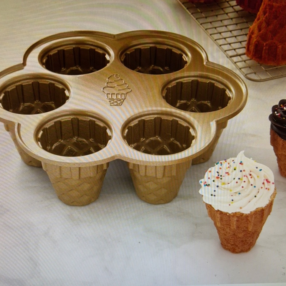 Williams Sonoma Gold Ice Cream Cone Cupcake Pan